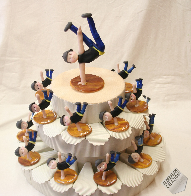 struttura torta freestyle con cake topper