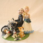 sposini per torta, personalizzati, su Harley Davidson, con 3 cani!