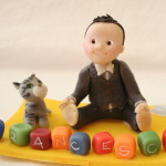 cake topper battesimo bambino con gatto e giocattoli